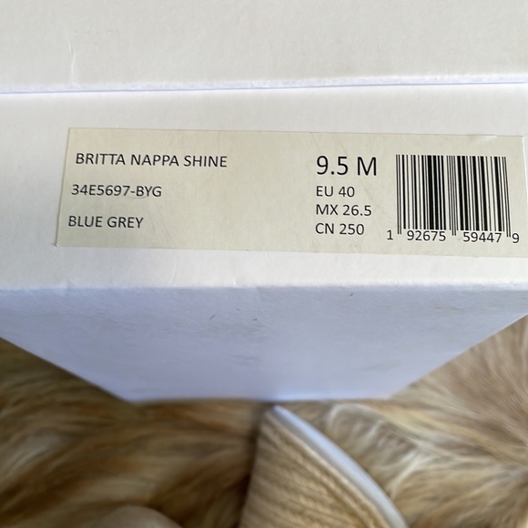 Calvin Klien dandles. - Picture 7 of 9